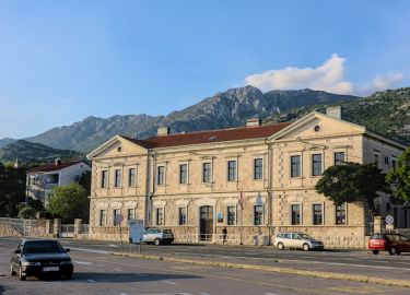 Zgrada Osnovne škole kao dio arhitektonskog bogatstva Općine Karlobag
