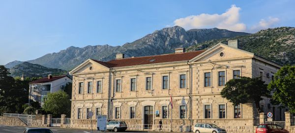 Zgrada Osnovne škole kao dio arhitektonskog bogatstva Općine Karlobag